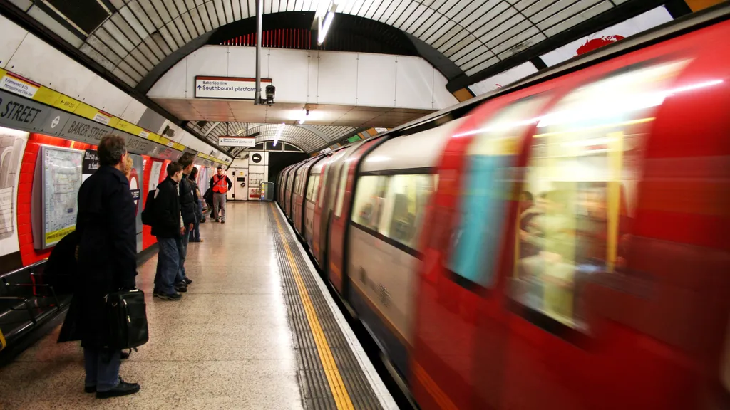 Metro rojo llegando al andén de una estación