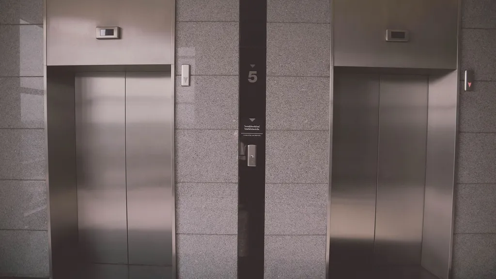 Puertas metálicas de ascensor en un espacio cerrado