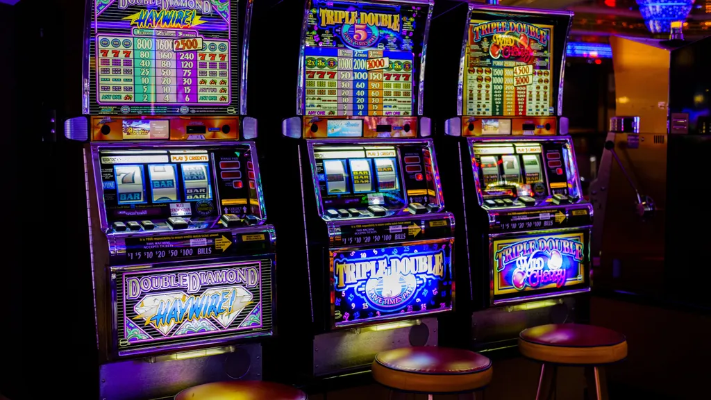 Reihe bunter Spielautomaten in einem Casino