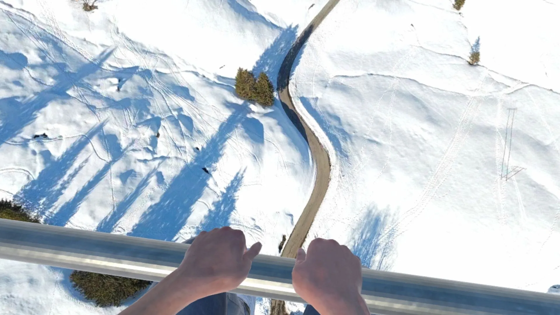 Blick von einem Sessellift über einen verschneiten Berg