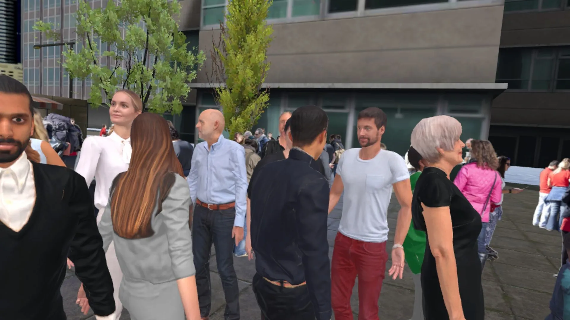 Multitud reunida en una plaza urbana