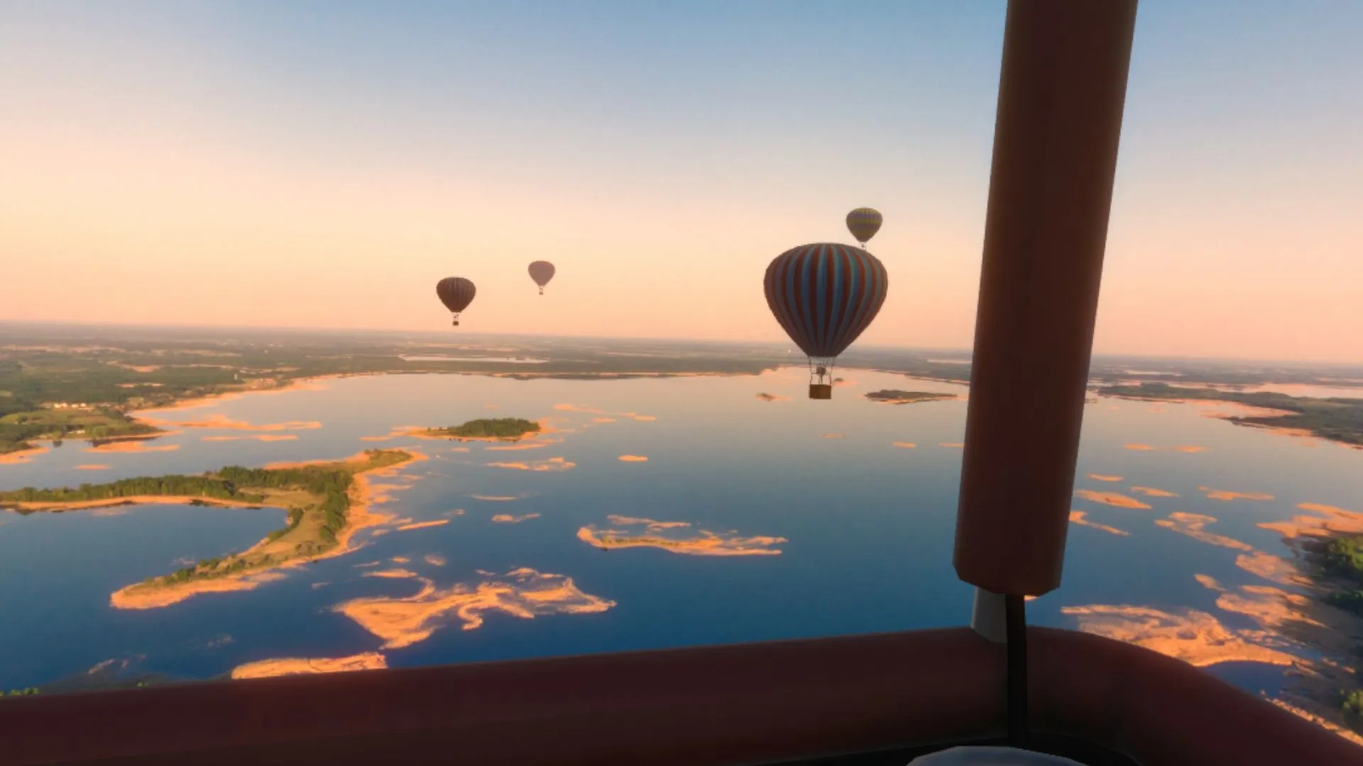 Montgolfières au lever du soleil vues depuis une nacelle