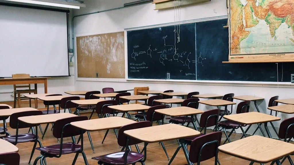 Leeres Klassenzimmer mit Tafeln und Weltkarte