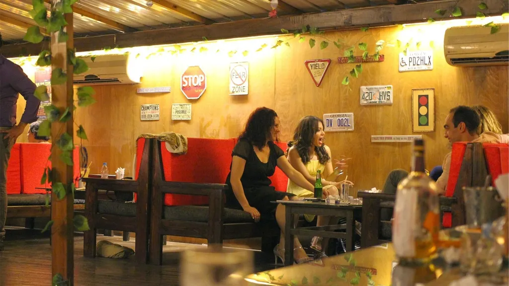 Personas conversando alrededor de una mesa en un café