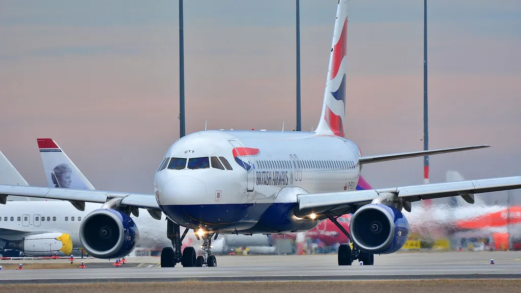 Avión de pasajeros en la pista de un aeropuerto
