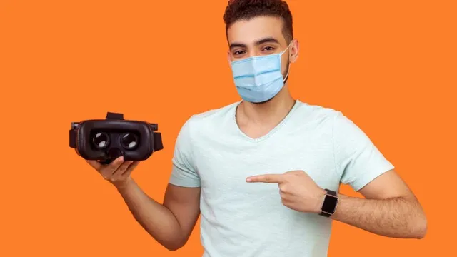 Ein Mann mit Maske präsentiert ein Virtual-Reality-Headset