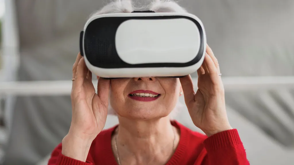 Una mujer mayor sonríe con un casco de realidad virtual