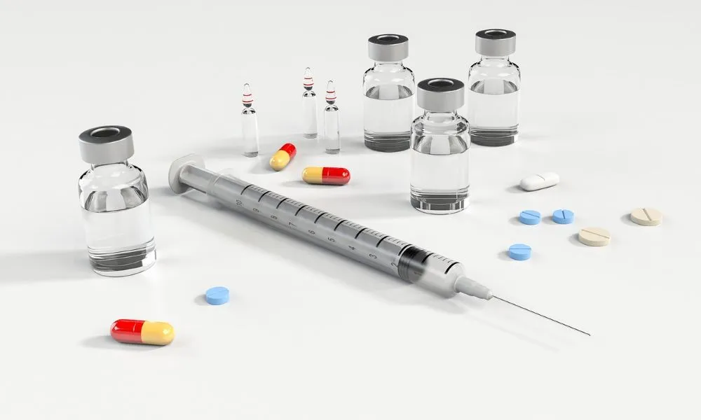 Seringue, médicaments et flacons évoquant la prévention des drogues