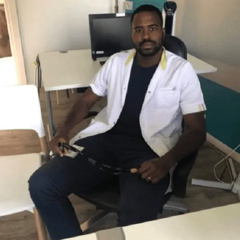 Portrait d’un professionnel de santé tenant une manette