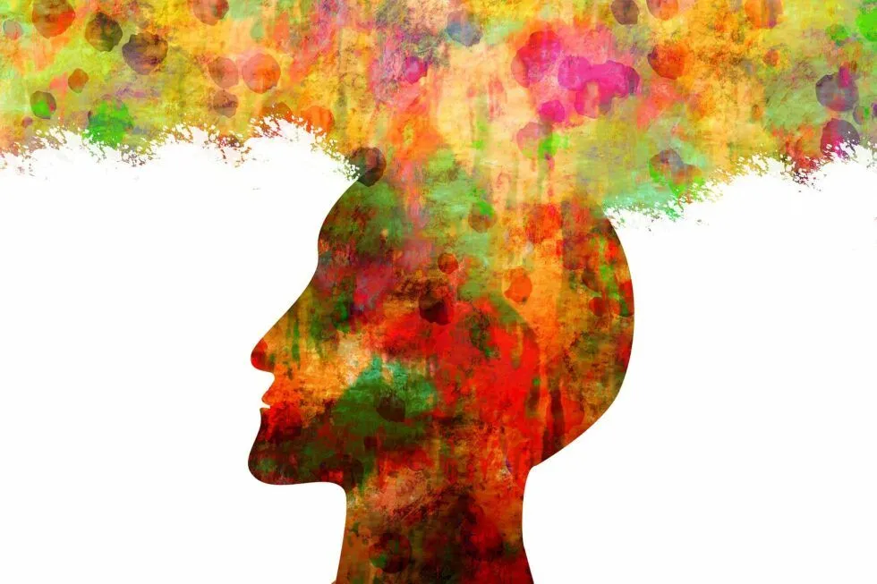 Silhouette d’un visage remplie de couleurs abstraites