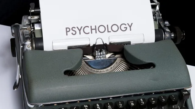 Schreibmaschine mit dem Wort „Psychology“