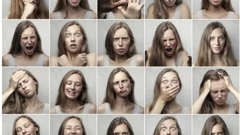 Mosaico de diferentes expresiones faciales de una mujer