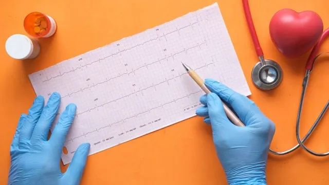 Gesundheitsfachkraft analysiert ein Elektrokardiogramm