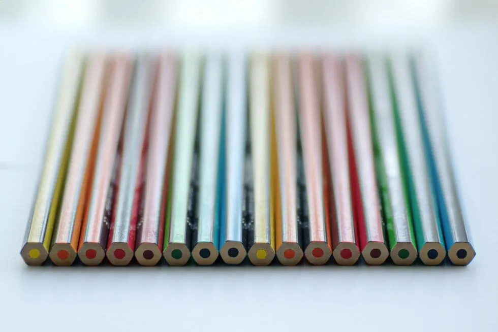 Alignement de crayons de couleur vu en gros plan