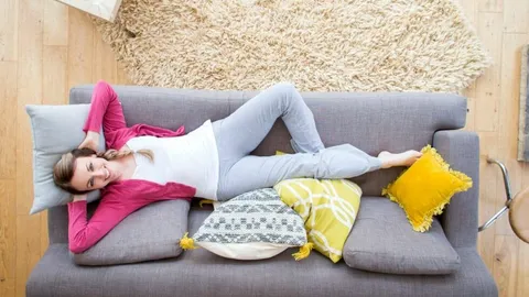 Eine erschöpfte Frau liegt auf einem Sofa