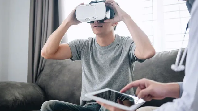 Eine Patientin nutzt mit einer Therapeutin ein Virtual-Reality-Headset