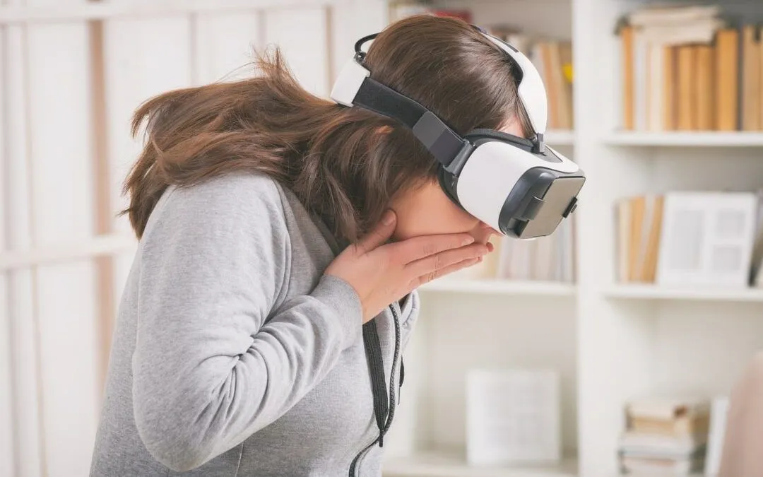 Une femme ajuste un casque de réalité virtuelle
