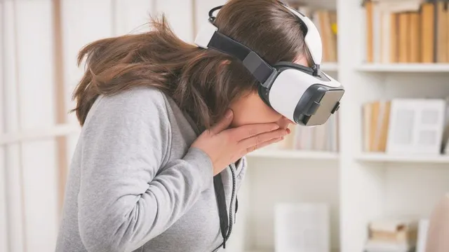 Eine Frau richtet ein Virtual-Reality-Headset aus