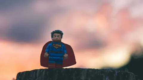 Superheldenfigur steht auf einem Felsen