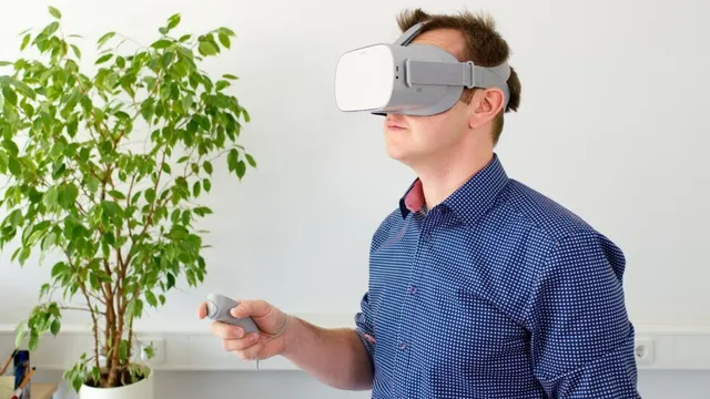 Ein Mann nutzt ein Virtual-Reality-Headset und einen Controller