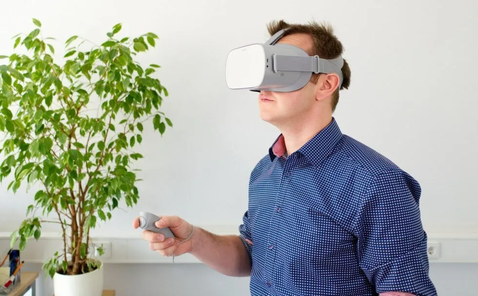 Ein Mann nutzt ein Virtual-Reality-Headset und einen Controller